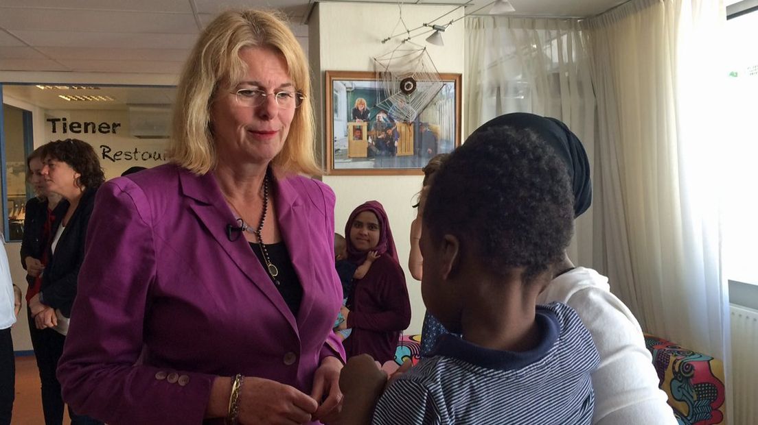 De Haagse burgemeester Pauline Krikke op kennismakingsbezoek in het stadsdeel Escamp. | Foto Omroep West