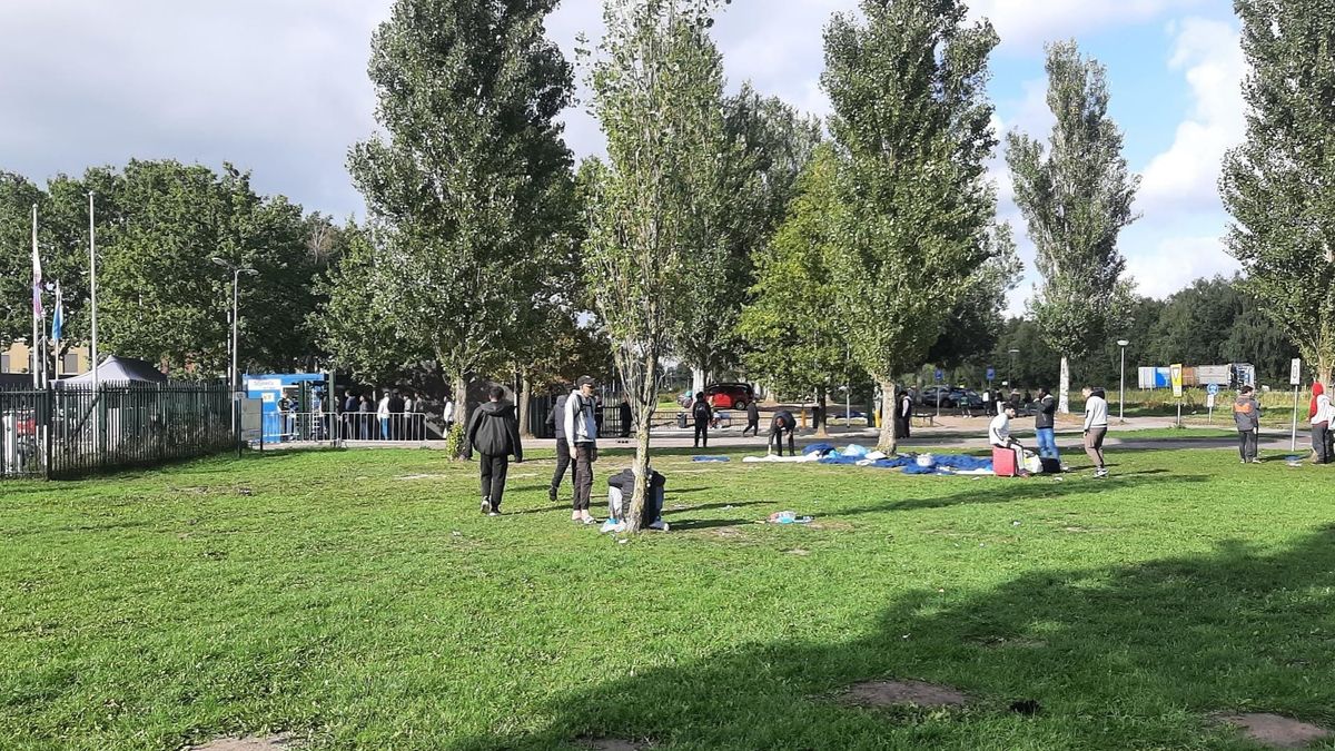Opnieuw asielzoekers in het gras in Ter Apel, hulporganisaties trekken weer aan de bel