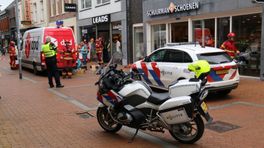 112-nieuws: Persoon komt onder bestelbus in centrum Winschoten