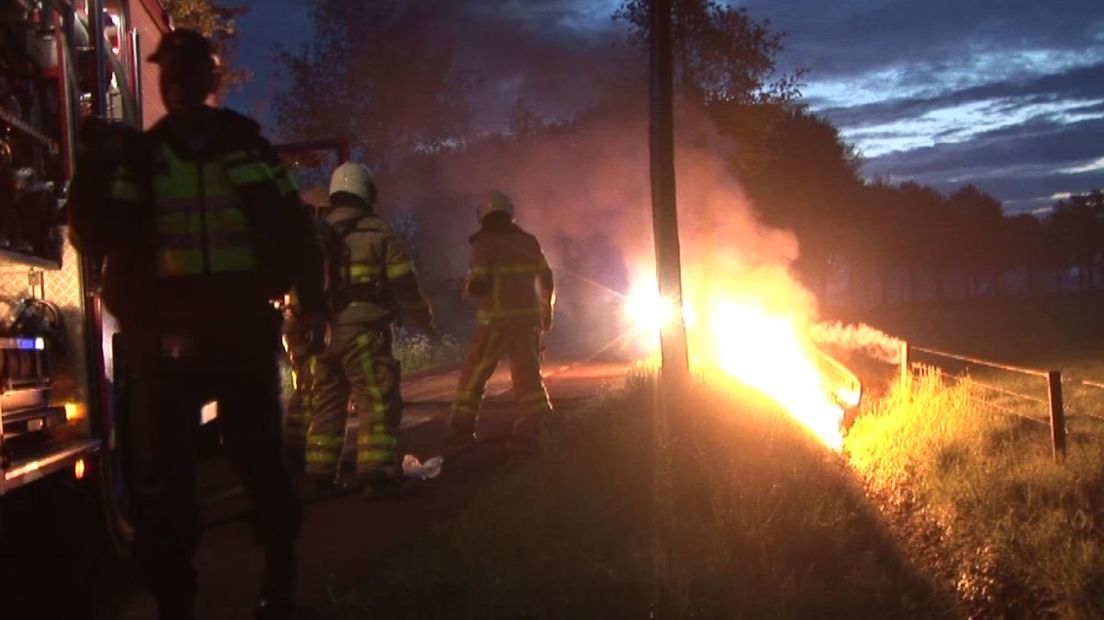 In de nacht van vrijdag op zaterdag is een auto uitgebrand in Aalten. De auto lag in de berm en de bestuurder kon niet worden getraceerd. De politie heeft in de omgeving gezocht naar de bestuurder, maar kon niemand vinden.
