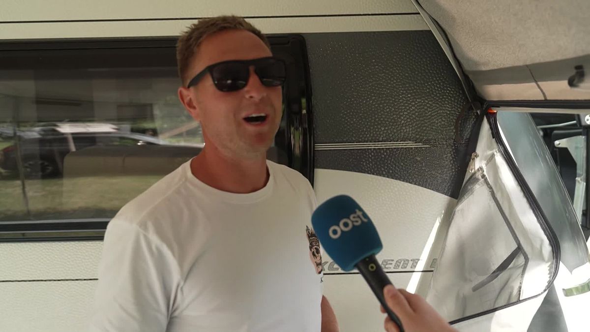 De eerste vakantiegangers komen aan op camping De Kleine Wolf in Stegeren.