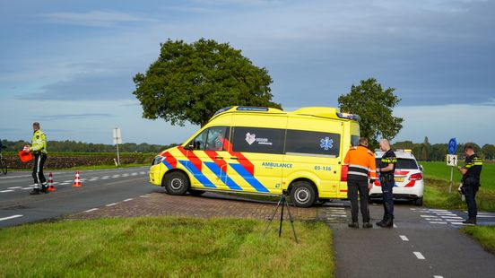Fietser gewond na botsing met auto in Emmen. Fietser gewond na botsing met auto in Emmen.