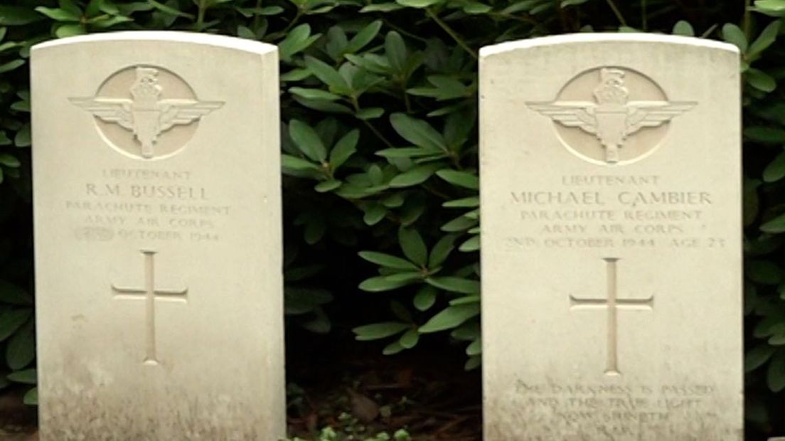De graven van de twee parachutisten die begraven liggen in Vorden