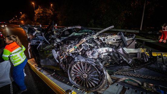 Auto rijdt achterop vrachtwagen op A50