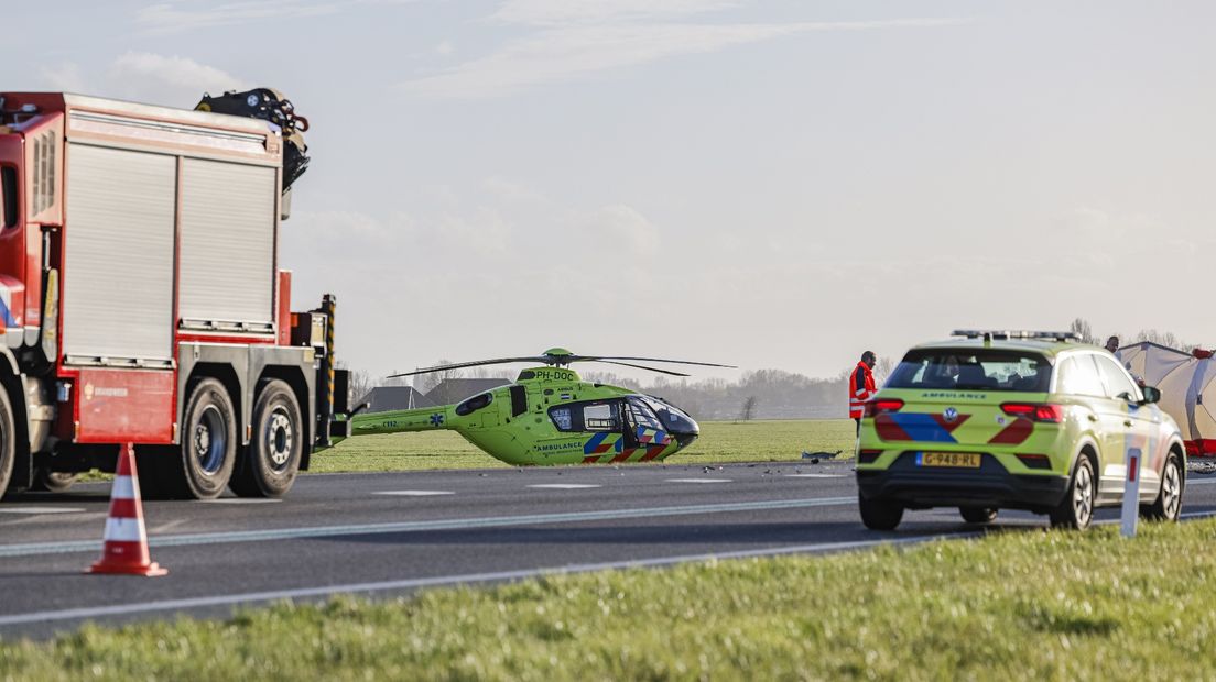 Hulpdiensten bij een ongeluk op de Eemshavenweg N46 in april dit jaar