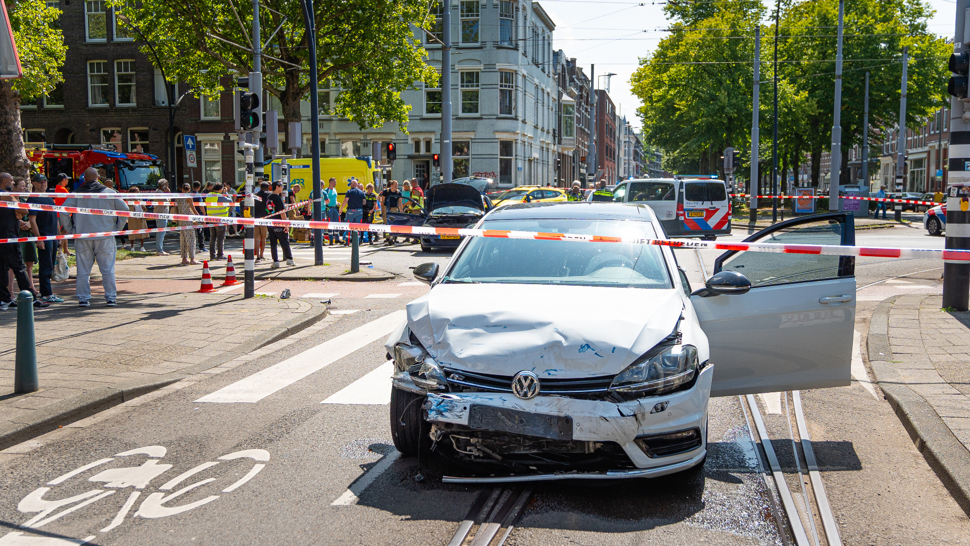 Gewonden bij aanrijding tussen autos op kruispunt, bestuurder aangehouden.