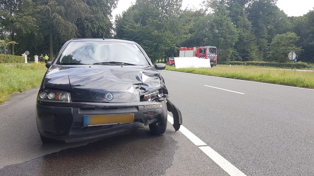 Op de Amsterdamseweg in Arnhem is vrijdagmiddag een bestuurder van een scootmobiel overleden bij een verkeersongeval. De scootmobiel kwam in botsing met een auto. Door het ongeluk was de weg enkele uren in beide richtingen afgesloten.