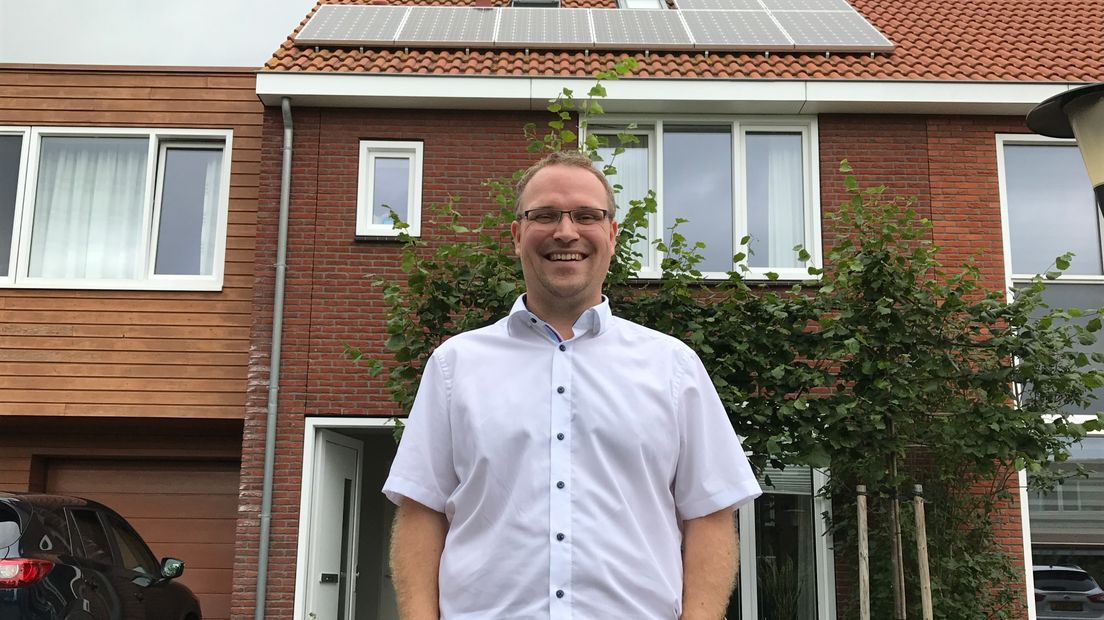 Robbert Trompetter bij zijn woning met zonnepanelen