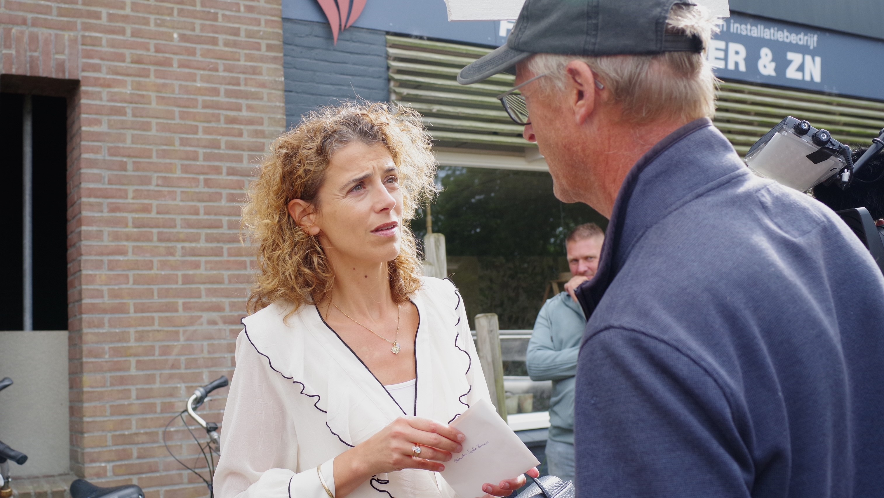 Minister Hermans praat mei in aksjefierder