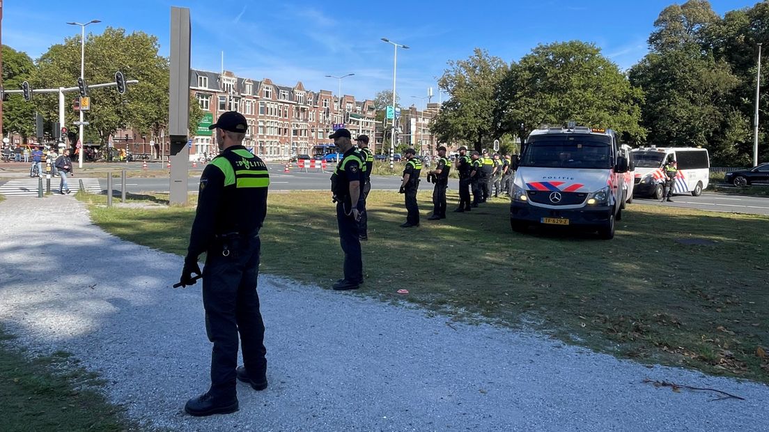 Agenten op linie bij het begin van de Utrechtsebaan om nieuwe tegendemonstranten tegen te houden