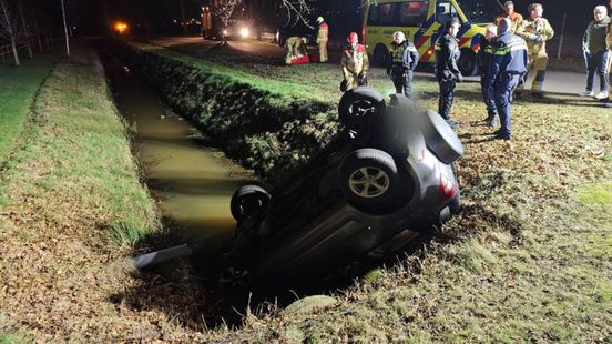 Bestuurder belandt op de kop in sloot