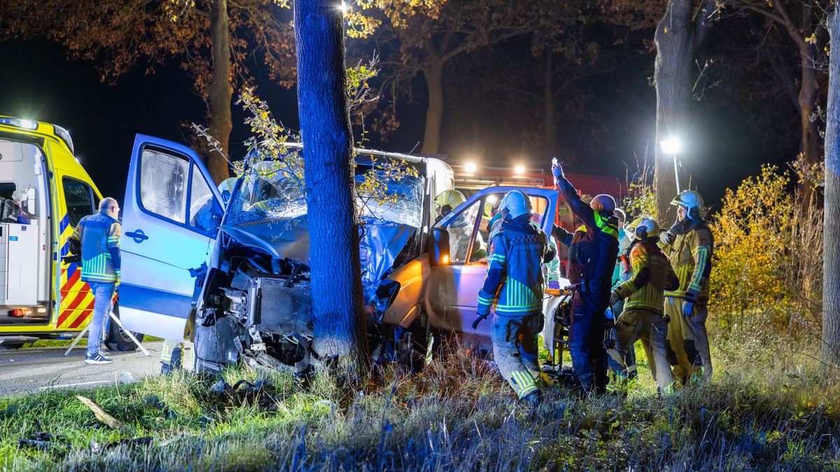 112 Nieuws: man bevrijd uit bestelbus die tegen boom aanreed