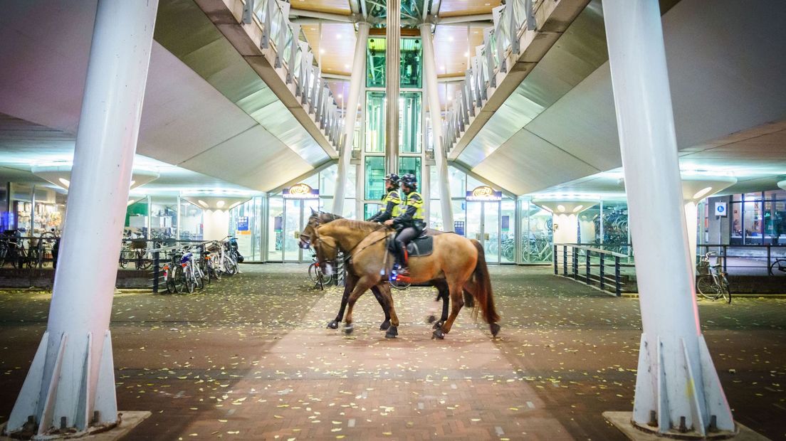 Politie te paard patrouilleert in Houten na de rellen op de kermis.