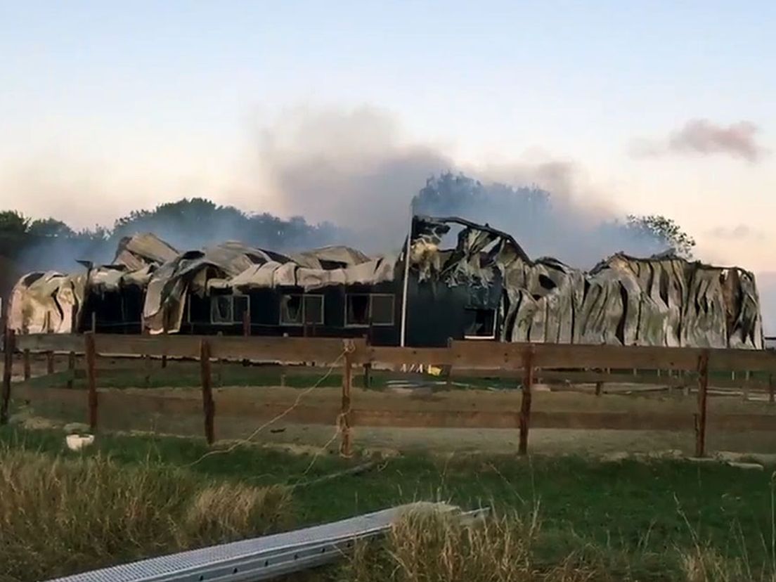 De paardenstal smeulde een uur na de brand nog na