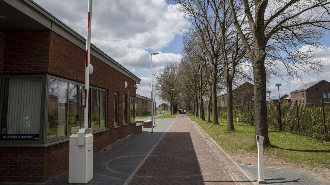 Een poort bij het asielzoekerscentrum in Ter Apel (ter illustratie)