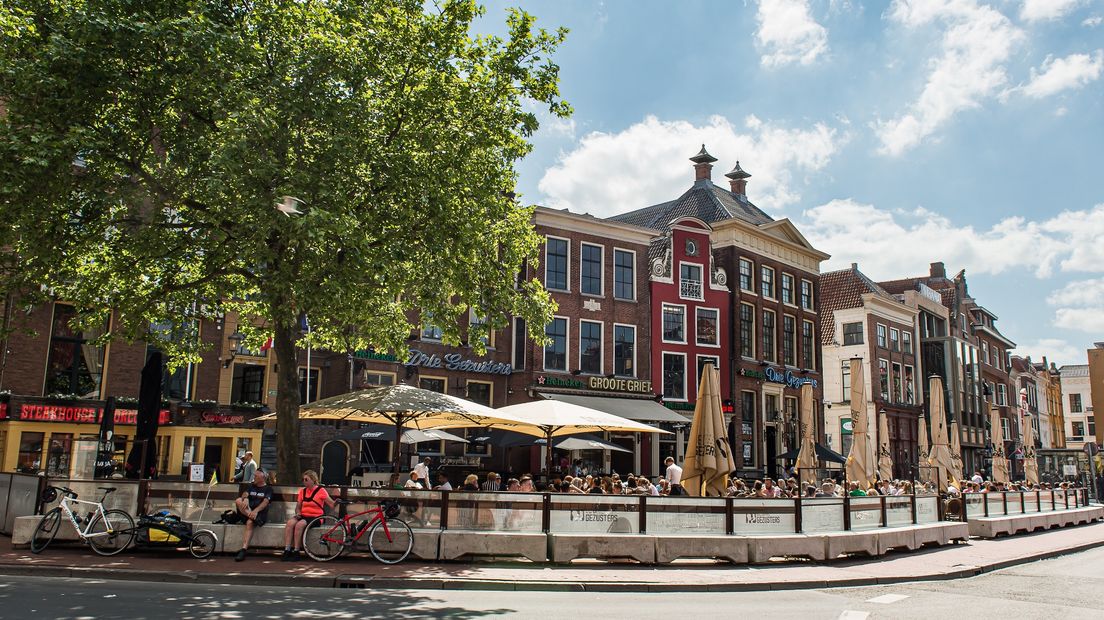 Volle terrassen op de Grote Markt in Groningen