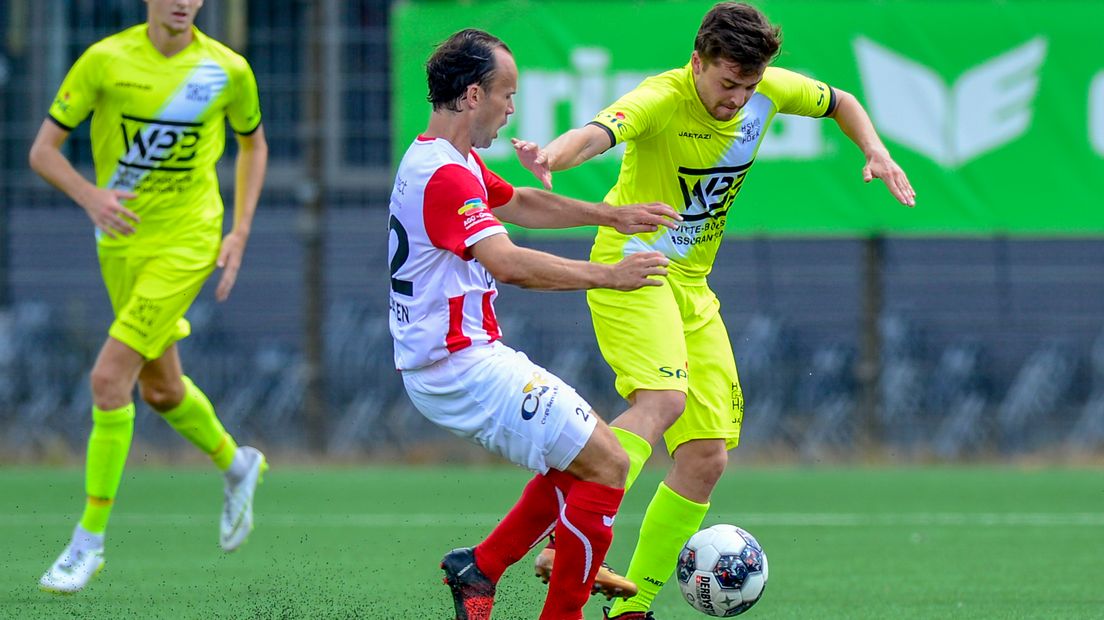 Rik Impens (rechts) in duel met Niels Fleuren van TOP Oss.