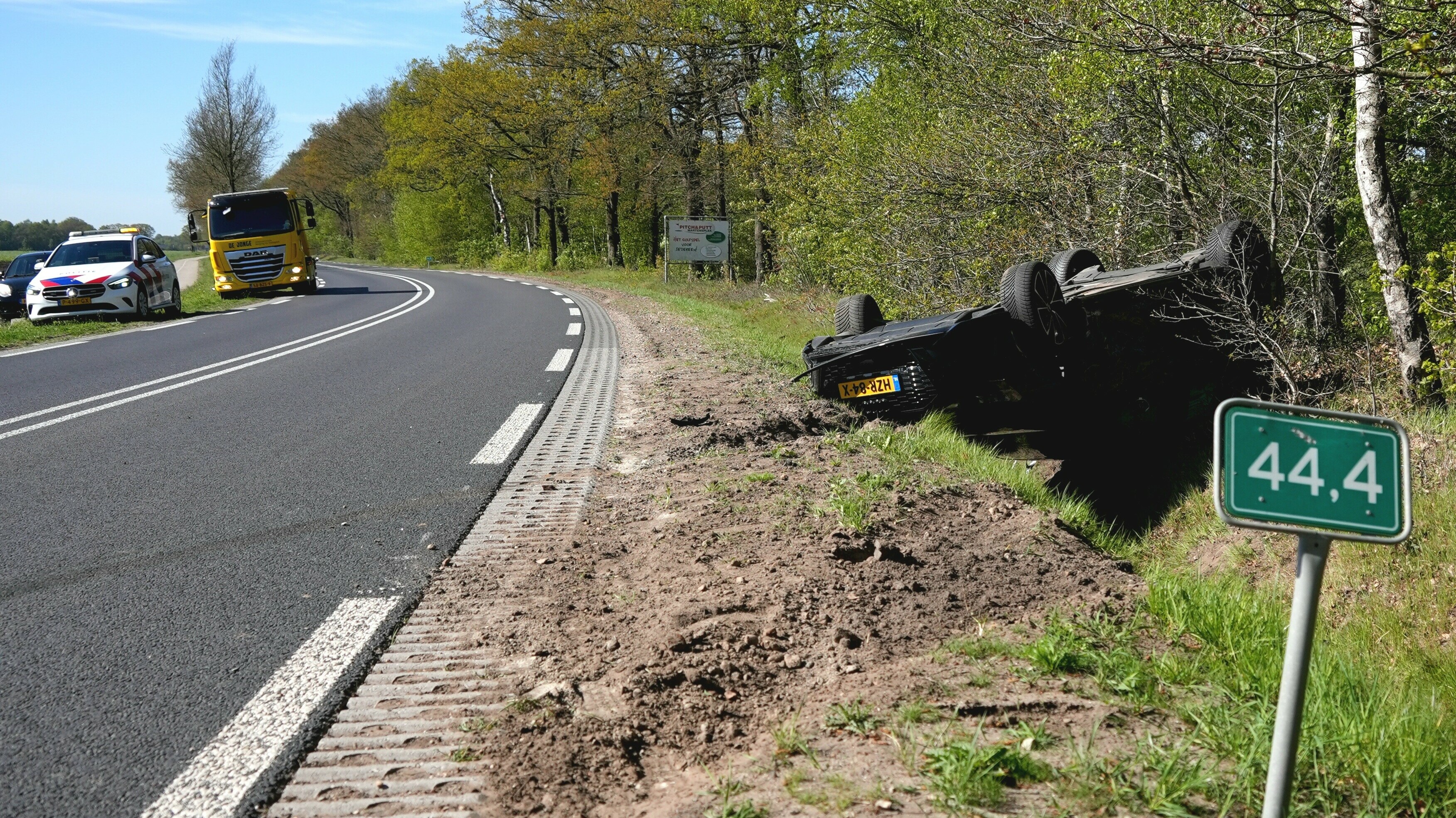 Auto op de kop na botsing met trekker op de Hoogeveenseweg.