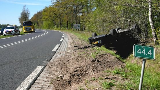 Auto op de kop na botsing met trekker op de Hoogeveenseweg. Auto op de kop na botsing met trekker op de Hoogeveenseweg.