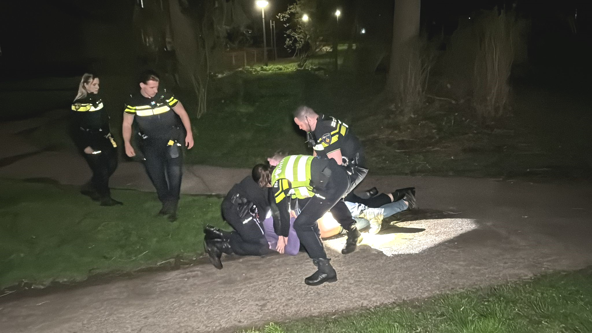 Vechtpartij Met Politie Bij Brandend Ratelbandboek - L1 Nieuws