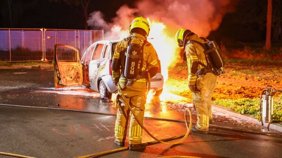 Geparkeerde auto uitgebrand op industrieterrein