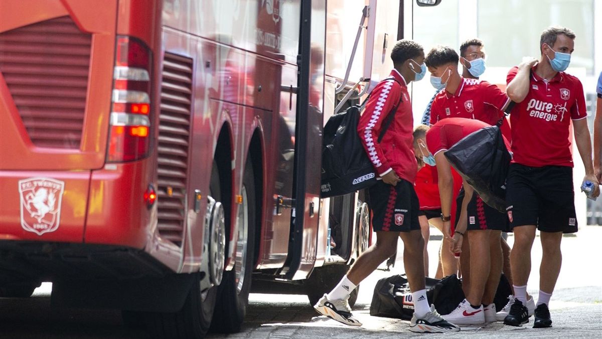 Speler van FC Twente onwel tijdens terugreis van duel met FC Utrecht, bij kennis naar ziekenhuis Speler van FC Twente onwel tijdens terugreis van duel met FC Utrecht, bij kennis naar ziekenhuis