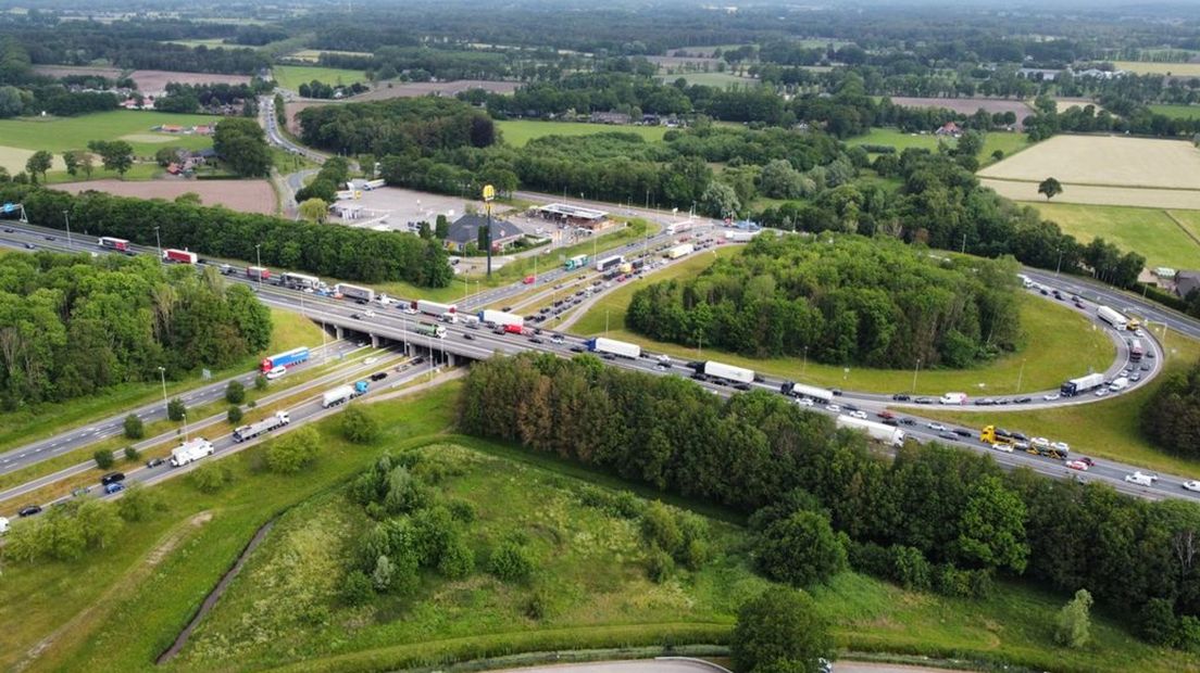 Lange files donderdagochtend richting Amersfoort bij knooppunt A1/A30.