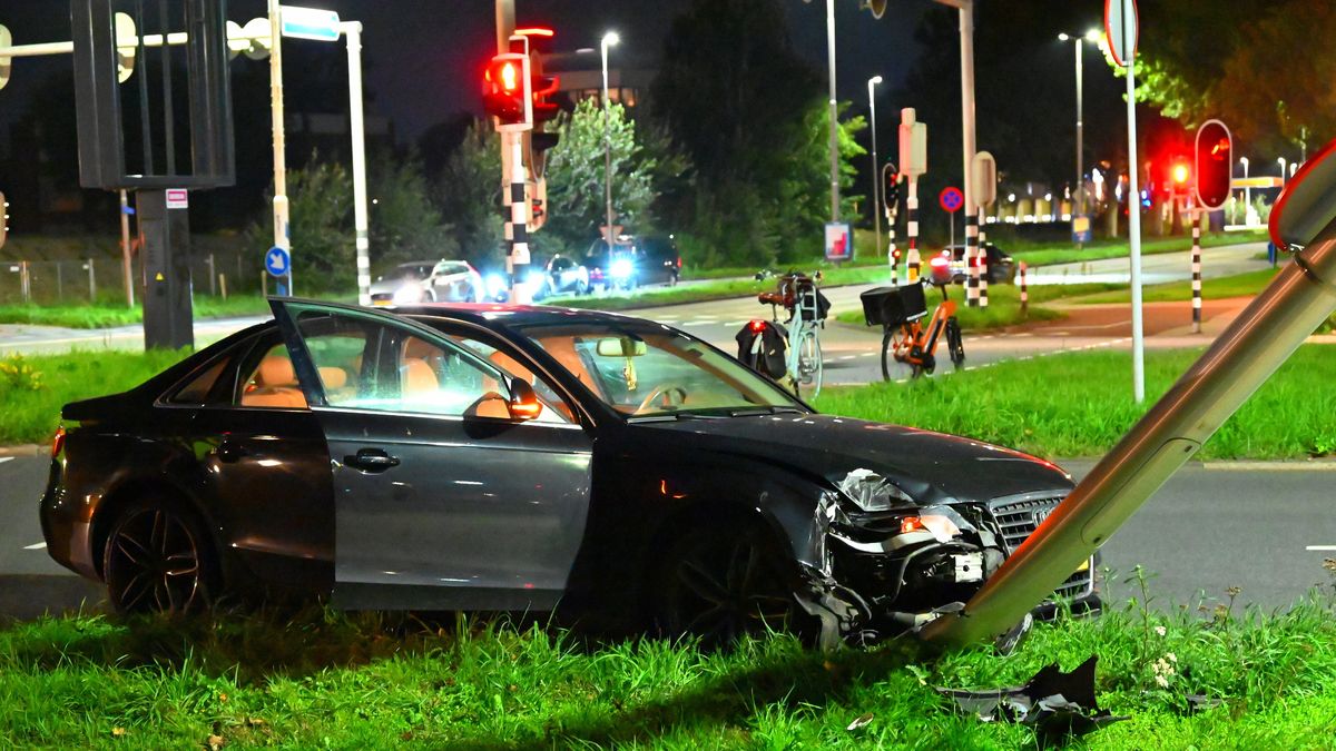 Auto rijdt lantaarnpaal omver in Leeuwarden