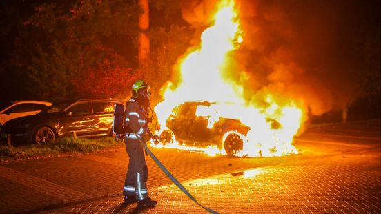 Mensen met hoogwerker gered • duikers vinden drenkeling