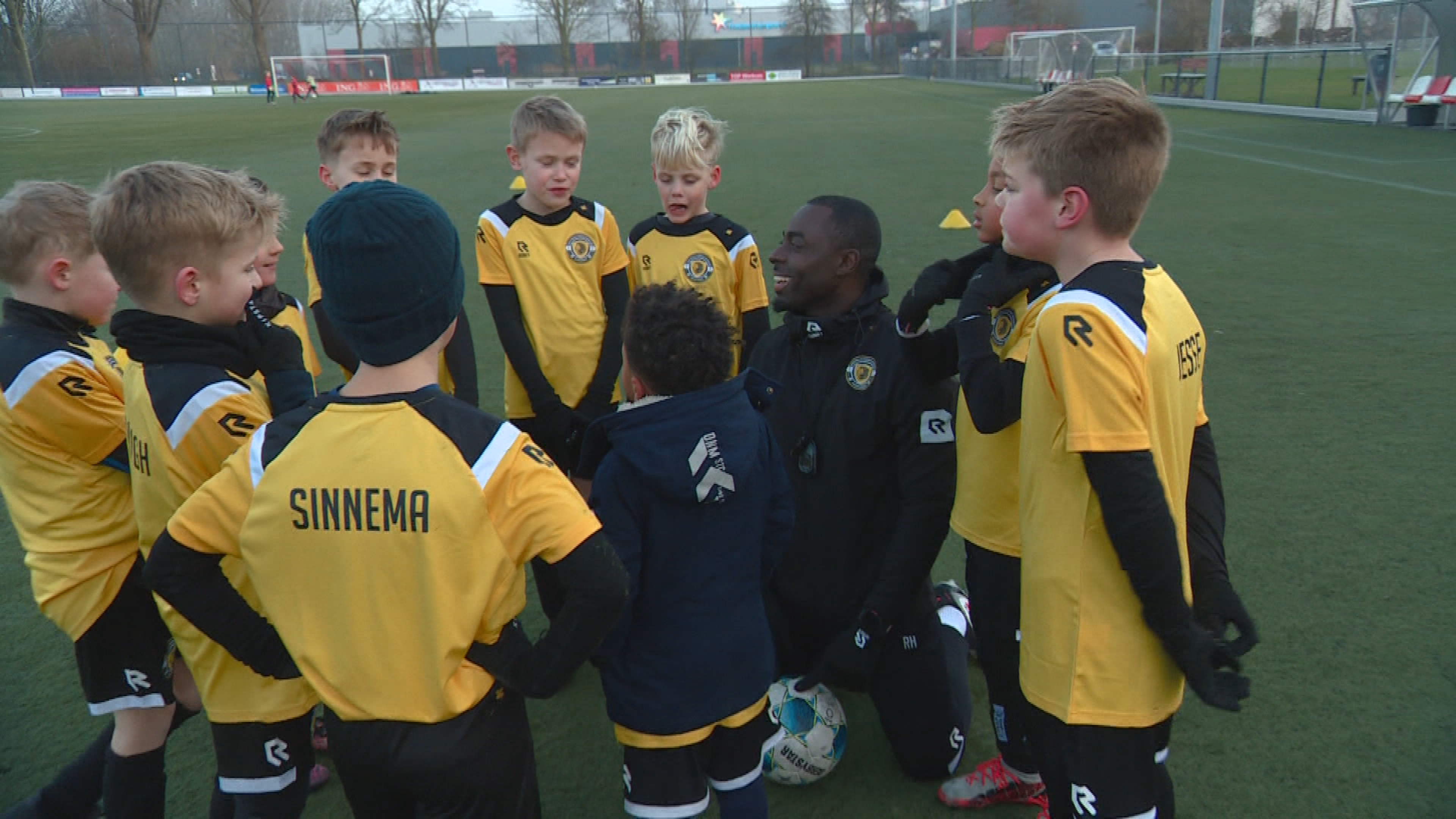 Voor de voetballers is er eerst een kringgesprek