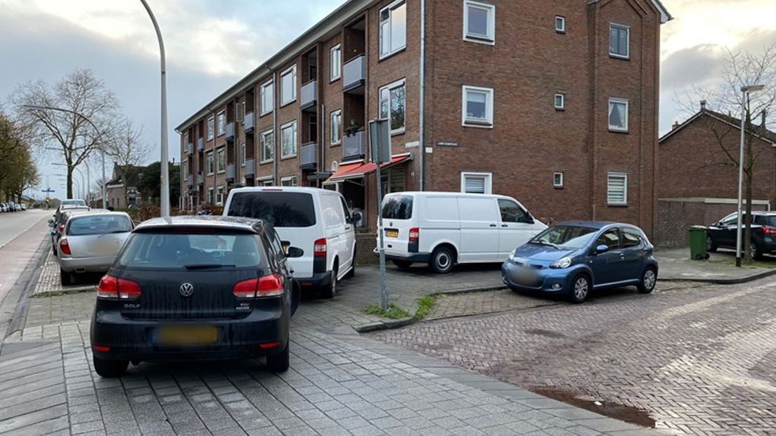 Politieonderzoek bij de flat aan de Deventer Ossenweerdstraat