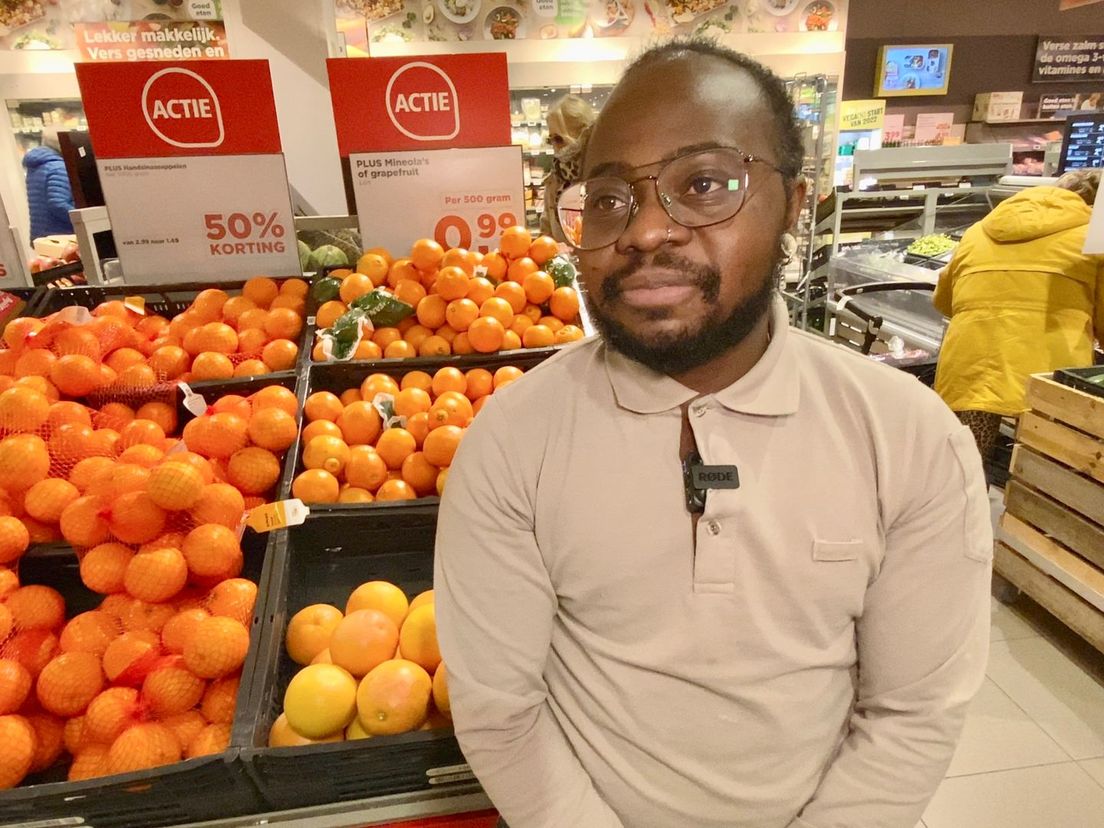 Medewerker Elroy Fernando van de supermarkt.