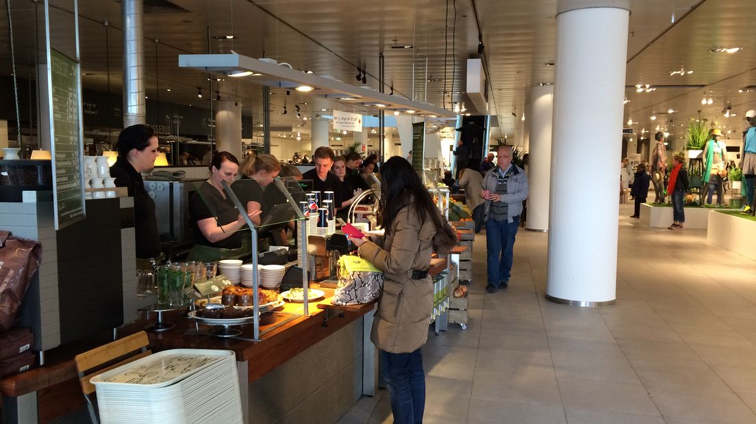 Sportwinkelketen en warenhuis Topshelf heeft zaterdag in Arnhem de deuren geopend in het voormalige pand van V&D. Ook de restaurantketen La Place is weer in het gebouw open gegaan. Daarmee heeft Arnhem een landelijke primeur met het eerste warenhuis dat open gaat in een voormalig V&D-pand.