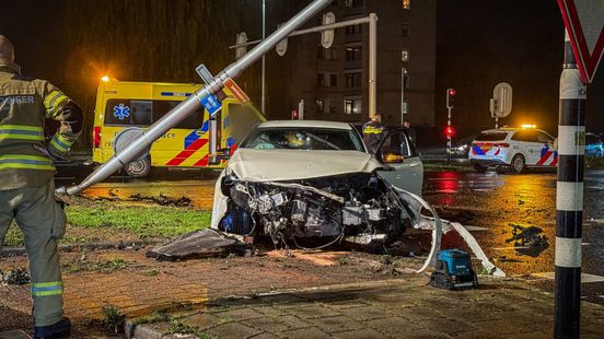 Auto botst tegen lantaarnpaal