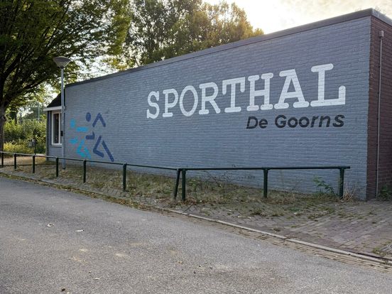 Gieten ving afgelopen nacht 43 asielzoekers op in sporthal: 'Je kunt die mensen niet buiten laten slapen'