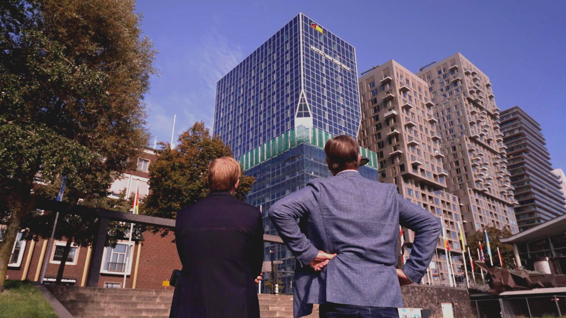Op de buitenkant van het toekomstige hotel is al een toekan te zien