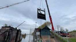 Zes loeizware sluisdeuren uit historische Hunsingosluis in Zoutkamp getakeld, restauratie gebeurt in Harlingen