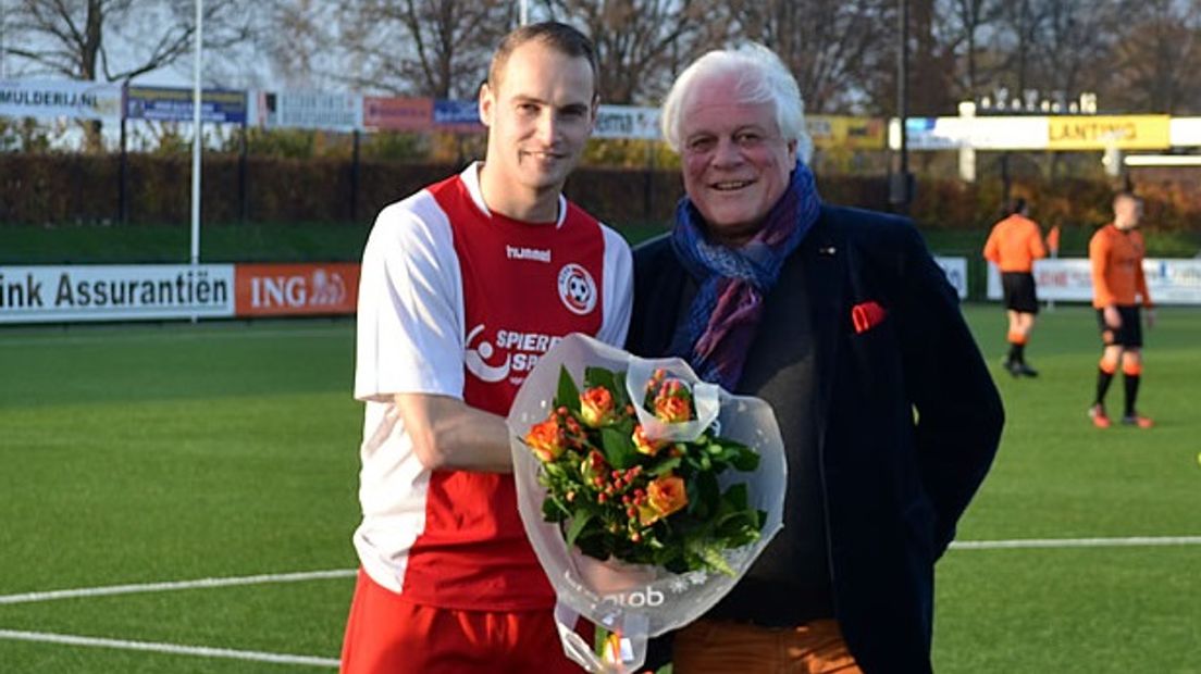 Frank Strijker naast HZVV voorzitter Jan Stam