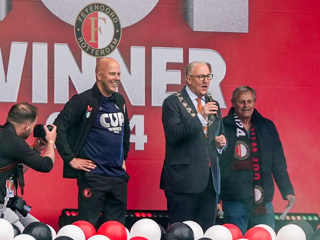Arne Slot en burgemeester Ahmed Aboutaleb bij de huldiging van Feyenoord op de Binnenrotte
