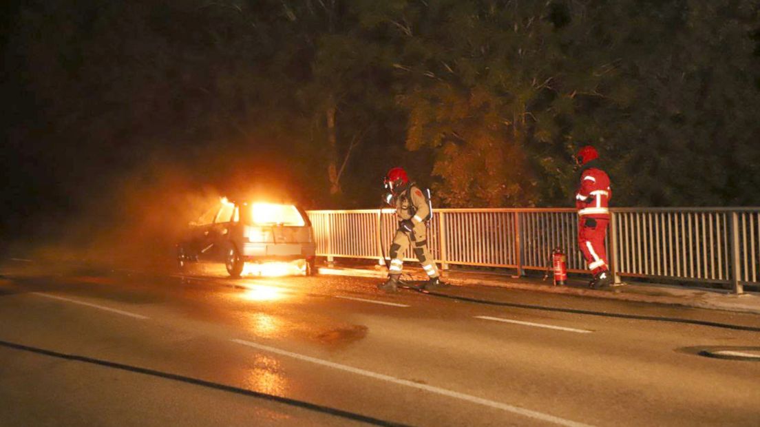 De auto staat helemaal in brand