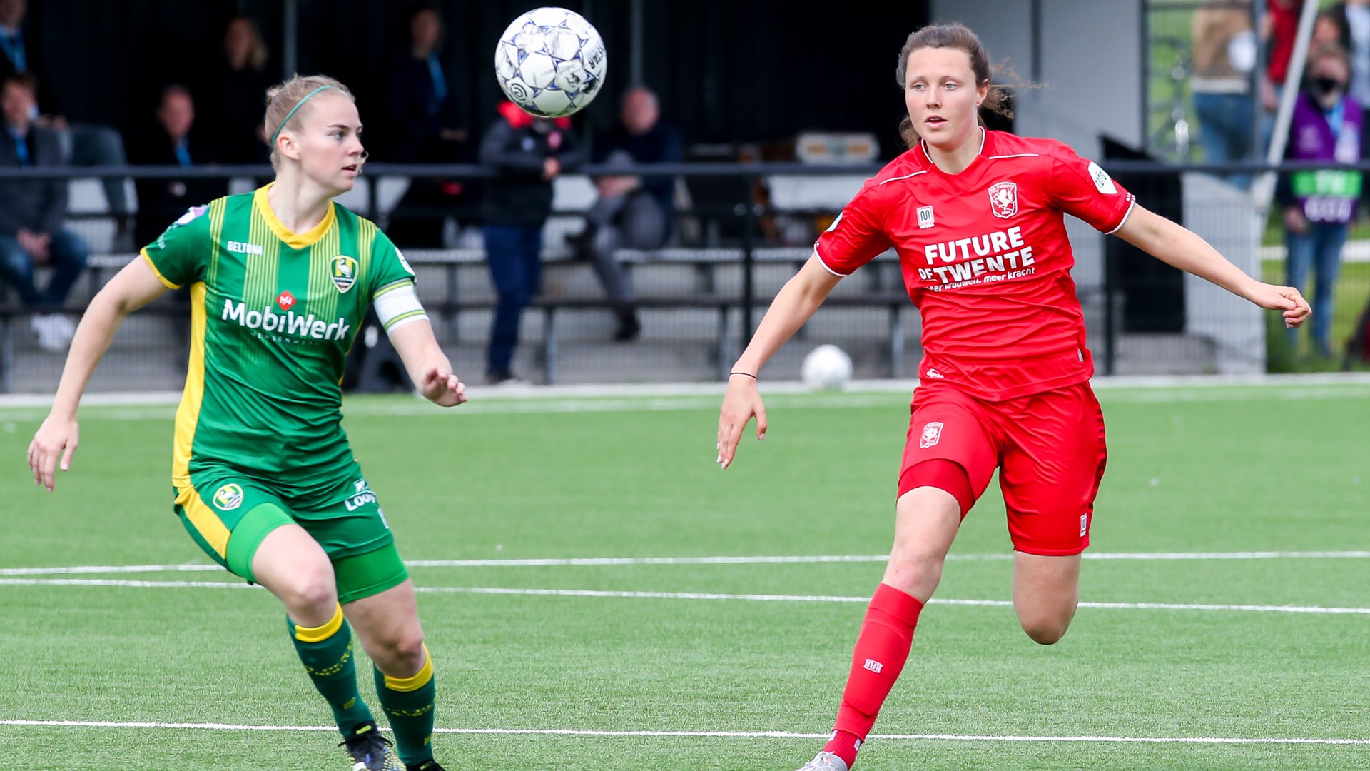 Fenna Kalma (r) yn aksje yn de kampioenswedstriid