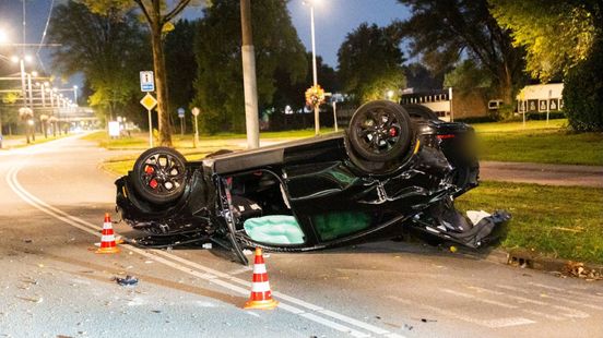 Auto op de kop • gewonden door botsing fiets en fatbike