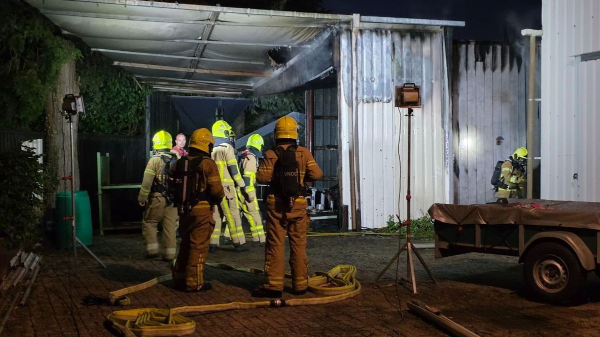Brand in grote houtschuur uitgebroken