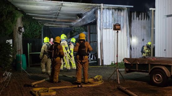 Brand in grote houtschuur uitgebroken