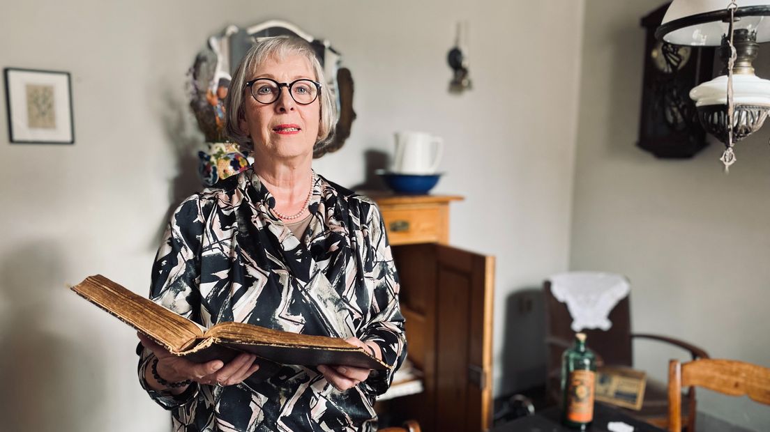 Christie Lodder bracht de bijbel van haar grootvader