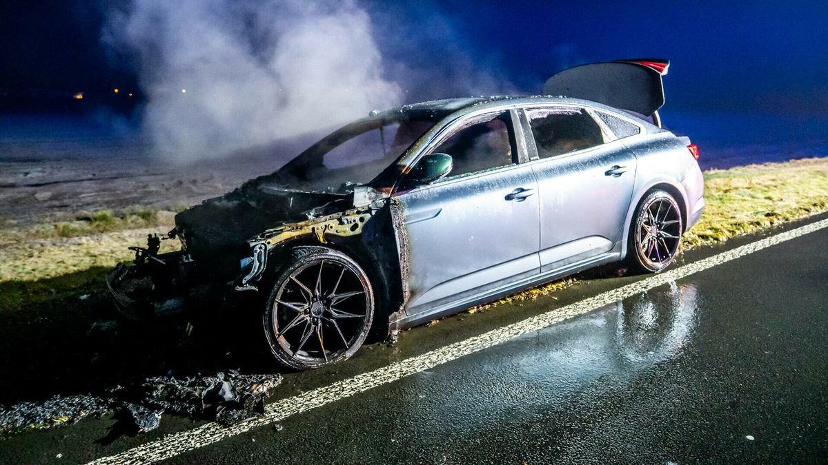 Auto brandt uit op N381 bij Hoogersmilde