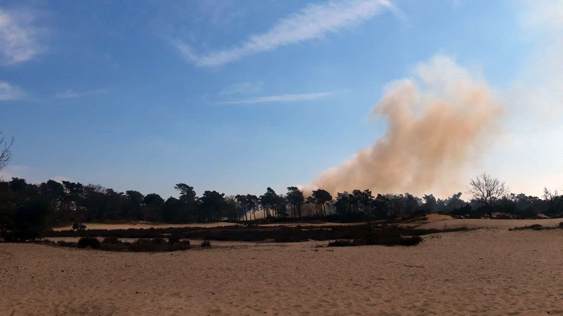 Op de Duinen zijn flinke rookpluimen te zien.