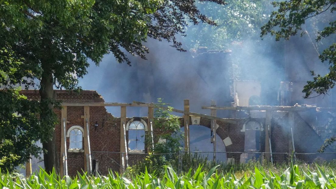 Opnieuw rookwolken boven verwoeste boerderij Enschede