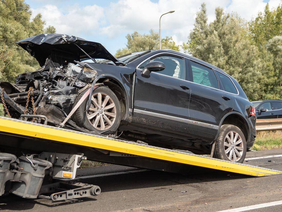 Bestuurder raakt onwel en richt ravage aan op A15.