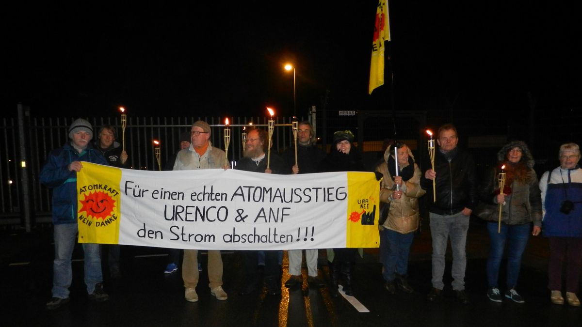 40 jaar na Tsjernobyl voeren tegenstanders kernenergie actie bij Urenco in Almelo